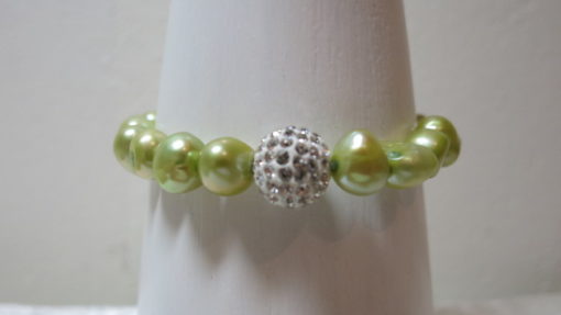 bracelet freshwaterpearls olive colored on elastic with glittering beads on bust